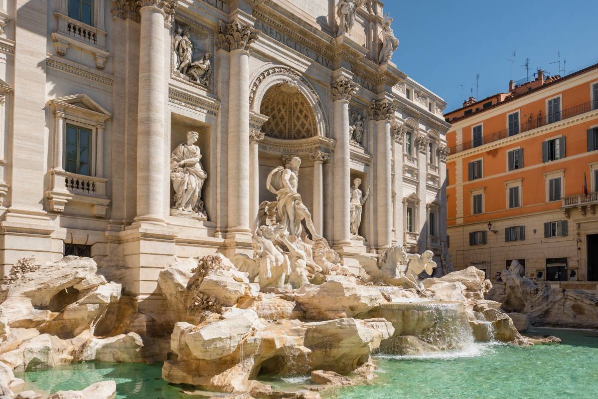 В мой первый приезд в Рим фонтан был закрыт на ремонт. Зато во второй раз он работал, и мне удалось увидеть его бирюзовую воду и скульптуры на фоне. Фото: Mazur Travel / Shutterstock