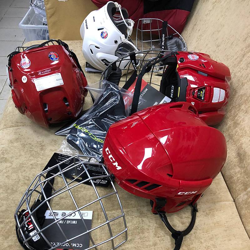 Примерили хоккейные шлемы — тяжелые