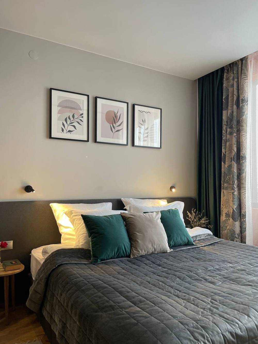 Апартамент 24 м² оформили в современном стиле, используя сочетание изумрудного и оттенка «серый графит»