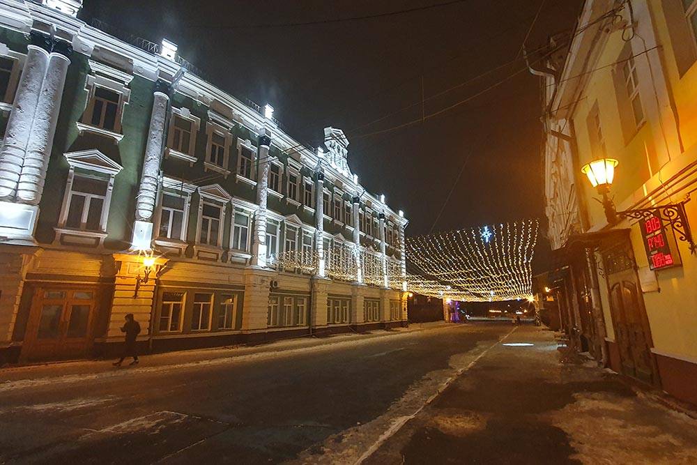 Так выглядит улица ночью. Каменный мост был построен еще в 18 веке. Сейчас это самая короткая и единственная пешеходная улица города. Фото: Иван Пугач