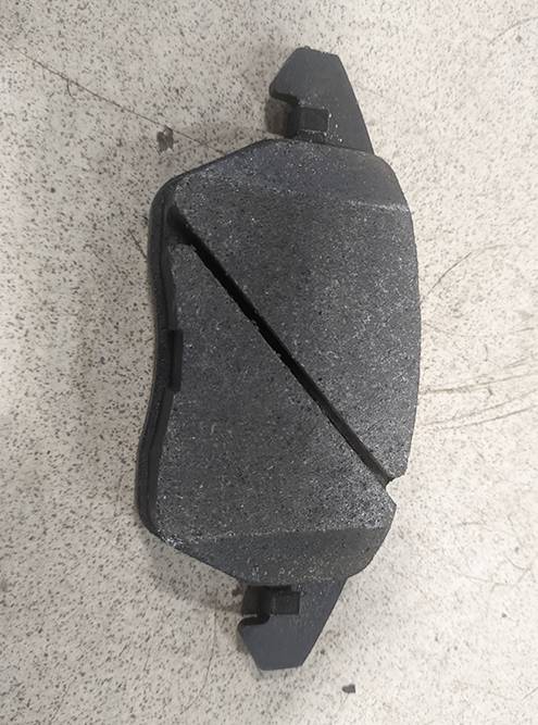 На фрикционной накладке есть диагональный паз и скосы по краям