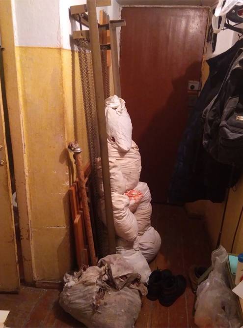 Мы уже очистили спальню и поэтому содержимое стеллажей сортировали в коридоре. Около 20 тюков с разложившимися тканями выбросили на помойку