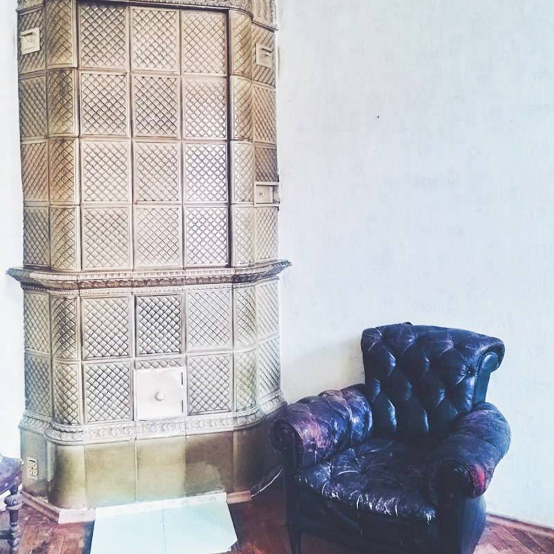 Кожаное кресло — один из экспонатов. Некоторым предметам мебели более 100&nbsp;лет. Еще в коммуналке есть старинный камин и изящная лепнина на потолке