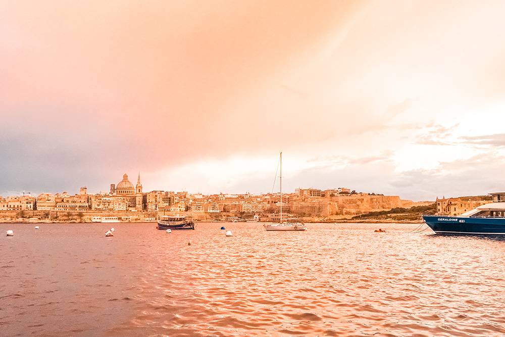 Вид на столицу Мальты — город-крепость Валлетту — со стороны Слимы
