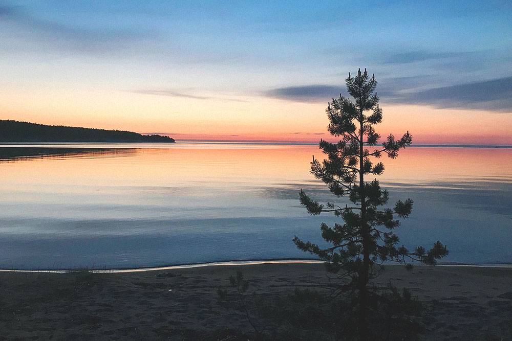 Закат на Онежском озере. Оно считается одним из самых холодных в республике — даже в жару в нем бывает холодно купаться