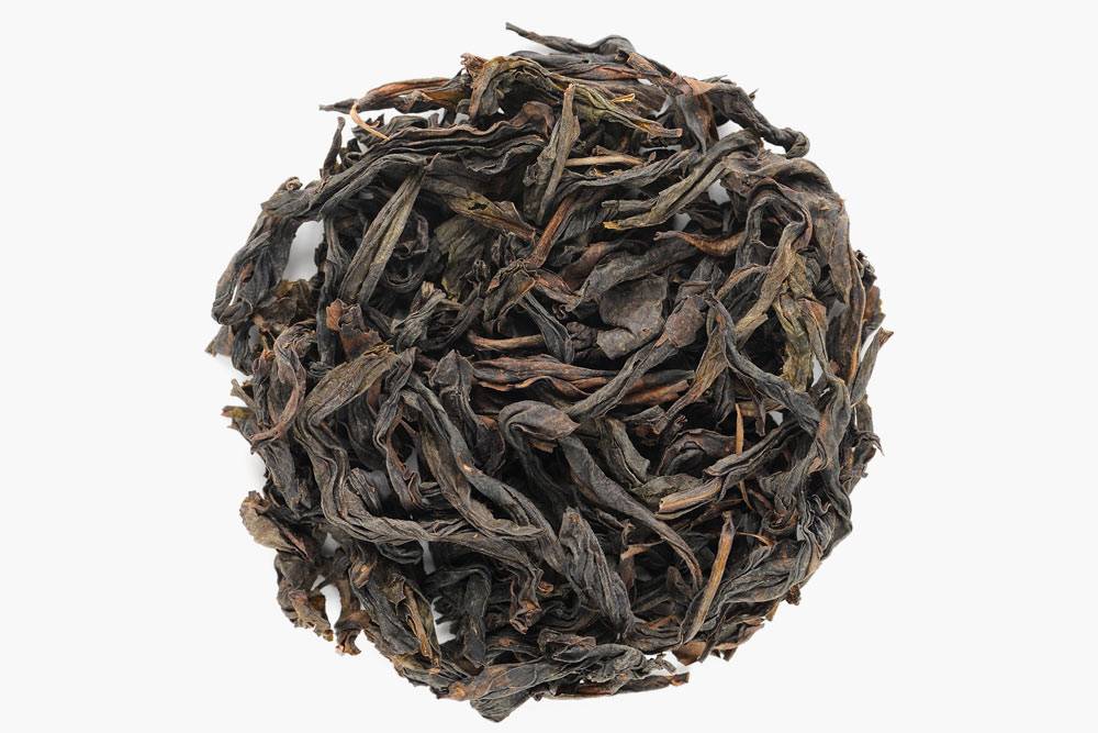 В темных улунах листья скручиваются поперечно, имеют более темный цвет и терпкий аромат. Это чай Хуачунь Да&nbsp;Хун&nbsp;Пао. Источник: Alexey Borodin \ Shutterstock