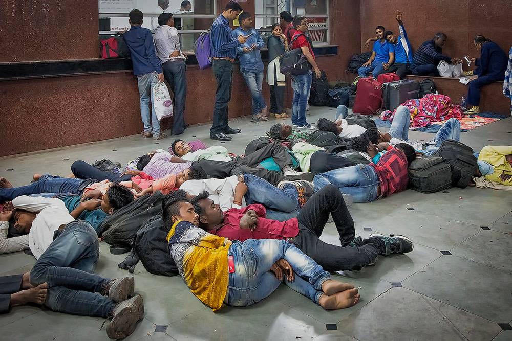 Типичный индийский вокзал: люди спят внутри и снаружи. Фото: Flickr