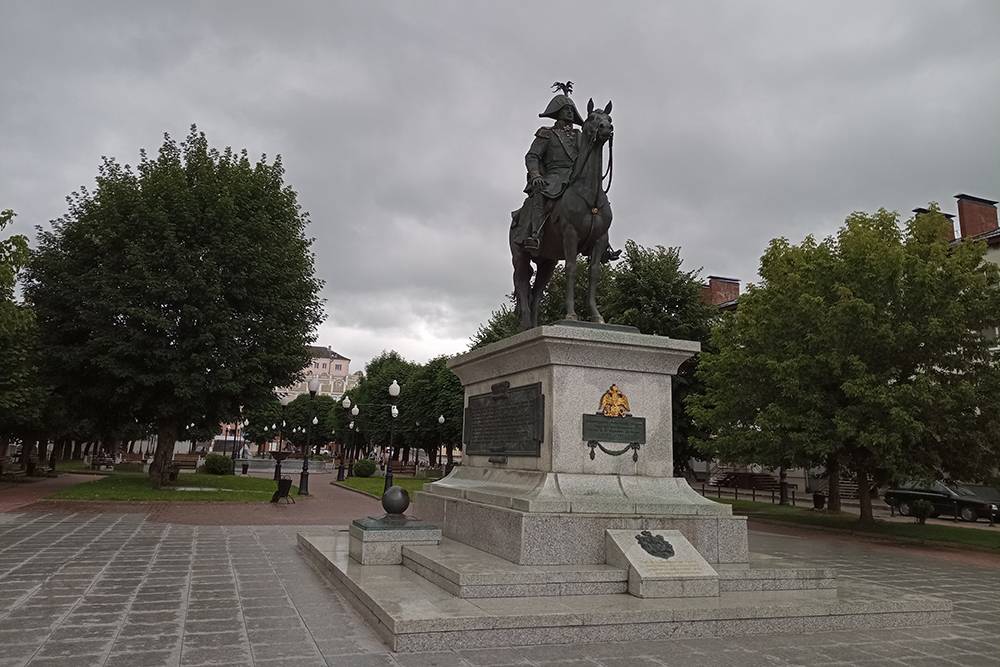 С именем Барклая-де-Толли связана часть истории Черняховска. Потому его памятник куда заметнее и внушительнее, чем монумент Ленина, в честь которого назвали площадь