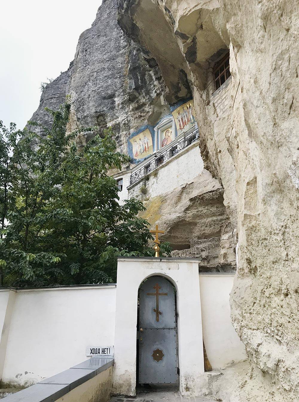 В монастыре было очень атмосферно. Мы набрали воды из святого источника, поставили свечки, насладились горной тишиной и звоном колоколов