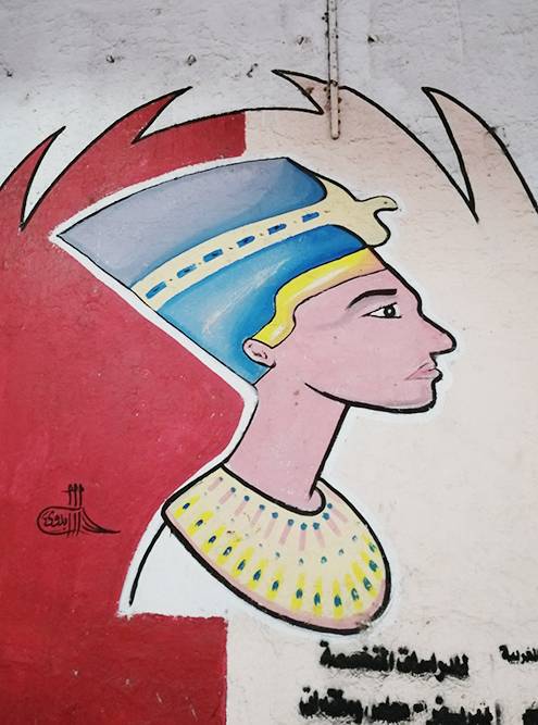 А напротив граффити с футболистом — изображение жены фараона Эхнатона Нефертити