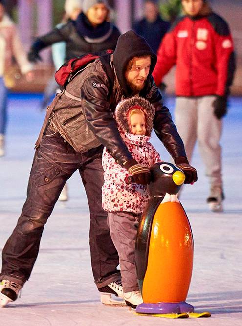 Ребенок держится за пингвина и меньше боится упасть. Источник:&nbsp;mos.ru
