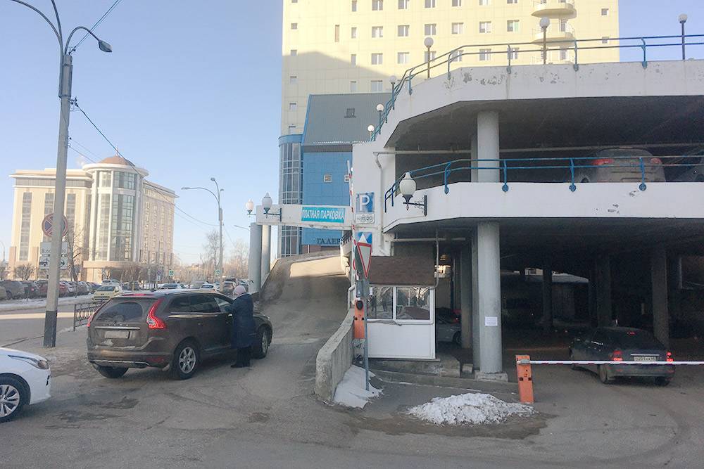 Платные парковки не отвечают за сохранность имущества — в отличие от стоянок