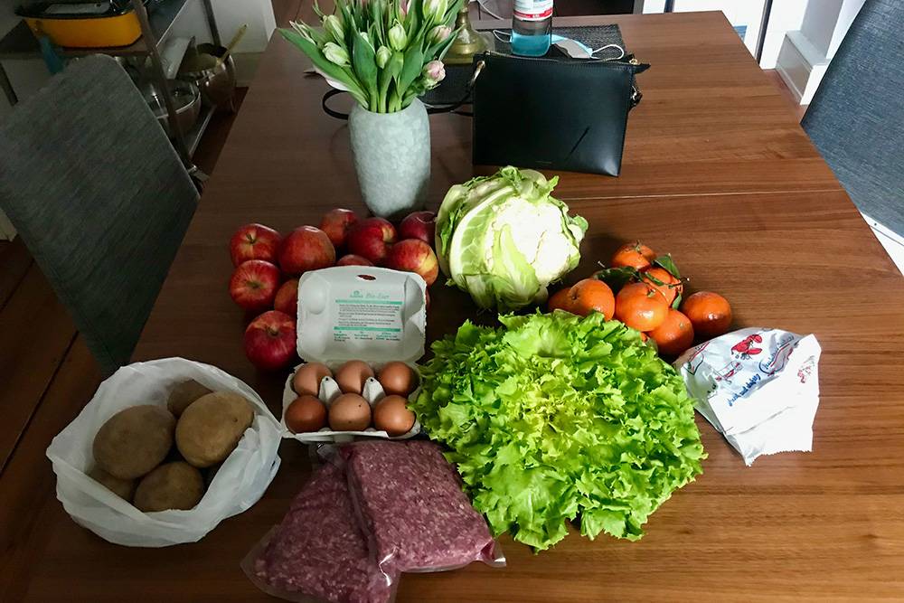 Покупаю фарш, яйца, сыр чеддер, яблоки, мандарины, цветную капусту, картошку, букет тюльпанов и эскарол — разновидность зеленого салата