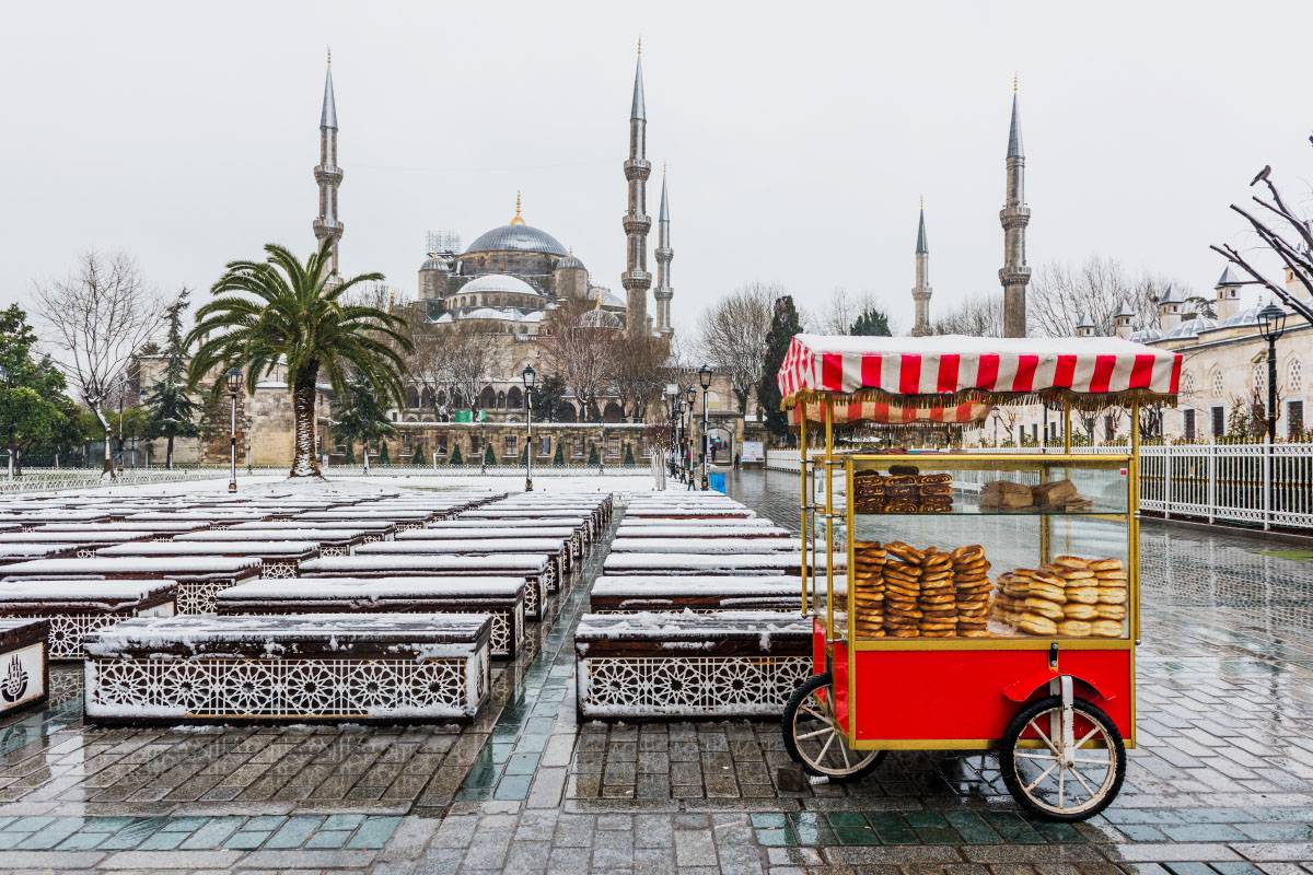Снежный день на площади Султанахмет. На заднем плане — Голубая мечеть. Фото:&nbsp;Resul Muslu&nbsp;/&nbsp;Shutterstock