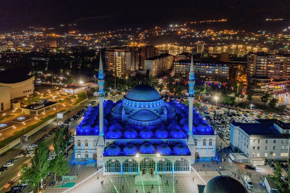 В отличие от стамбульской Голубой мечети, у махачкалинской только два минарета. Фото:&nbsp;Vladimir Mulder&nbsp;/ Shutterstock