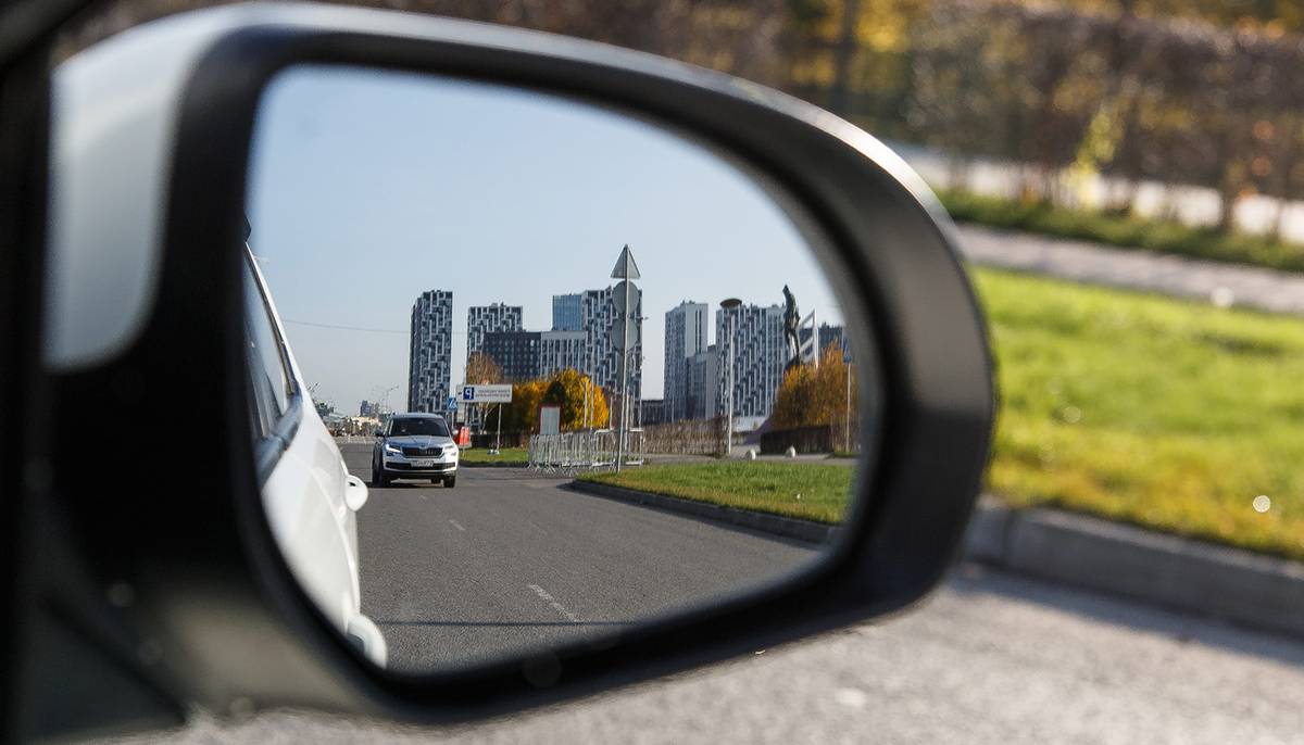 Настройка правого зеркала: горизонт посередине или немного выше, корпус машины виден совсем чуть-чуть