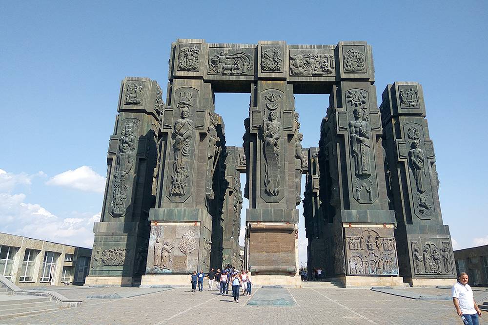 «Летопись Грузии» — монумент на горе Кеени над Тбилисским водохранилищем. Его начали строить еще в советское время, а закончили в 2009 году. Сейчас реставрируют
