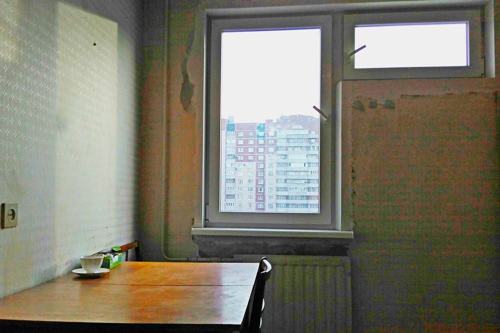 Кухня с нестандартным окном. В такую форточку помещался обычный советский кондиционер. Преимуществом этой кухни я считаю ее площадь — 8 м², можно удобно разместить технику и мебель