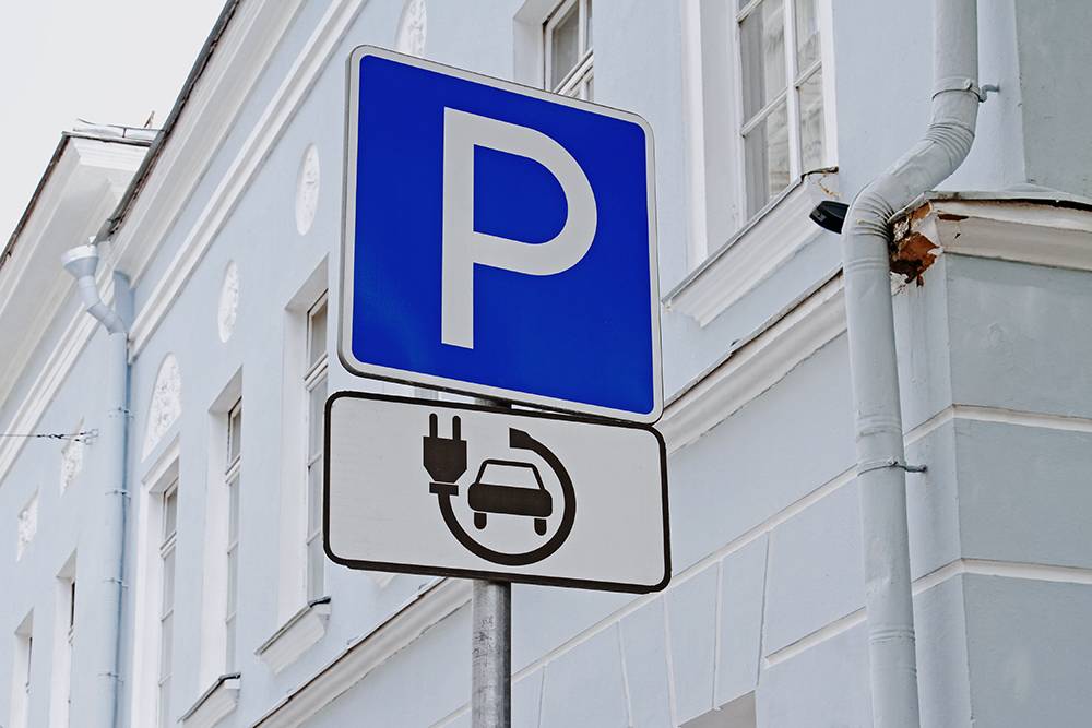 Знак парковки только для&nbsp;электромобилей. Фото: Oleinik Iuliia / Shutterstock