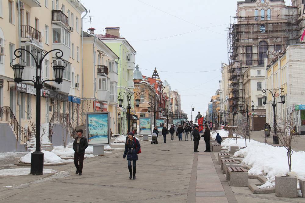 Даже зимой по Ленинградской гуляет много туристов и местных жителей
