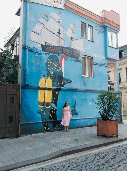 Грузины любят красоту, многие фасады в Батуми расписаны красивыми граффити