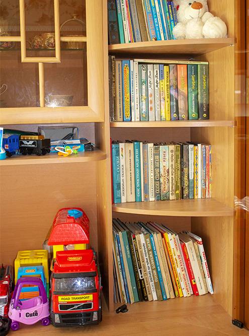 После переезда мы перенесли детские книги сыну в спальню — теперь у него есть своя библиотека