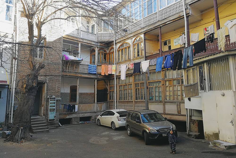 В Тбилиси часто сдают квартиры в традиционных грузинских домах с деревянными галереями и итальянским двориком. Ванная комната и туалет там могут находиться на этаже отдельно от квартиры