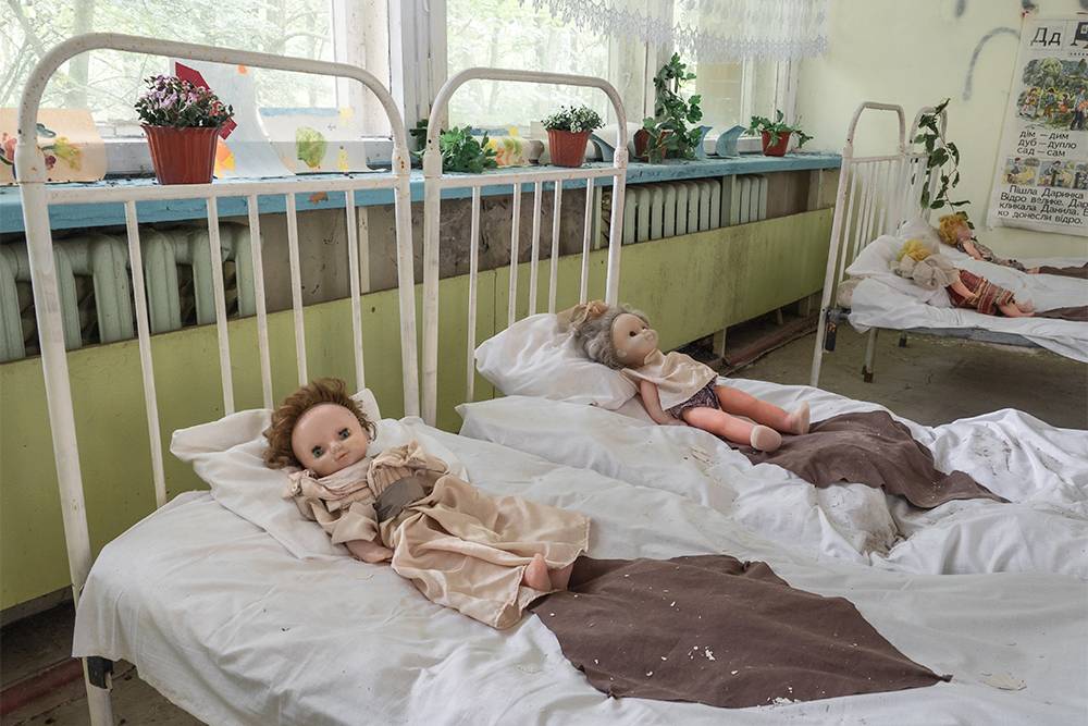 Куклы на кроватях выглядят жутко