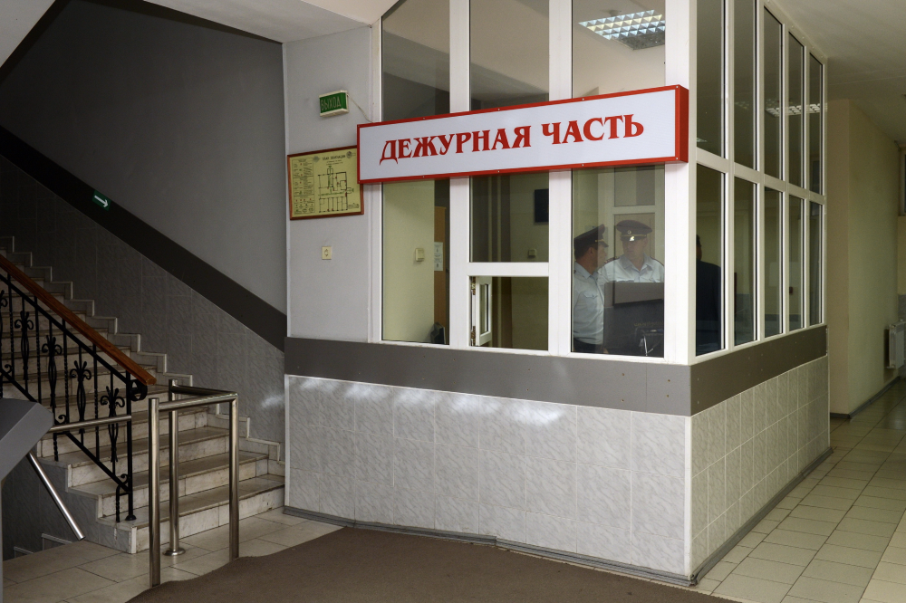 Примерно так выглядит окно дежурной части во всех подразделениях полиции. Источник: Free Wind 2014 / Shutterstock