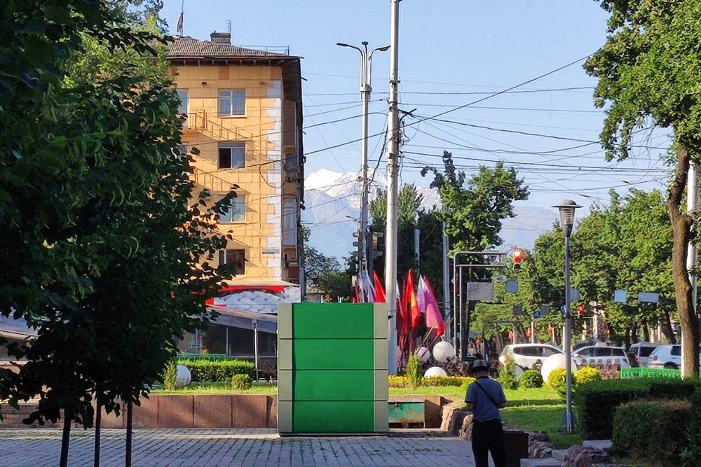 Гора озорно выглядывает из-за дома, будто мы играем в прятки