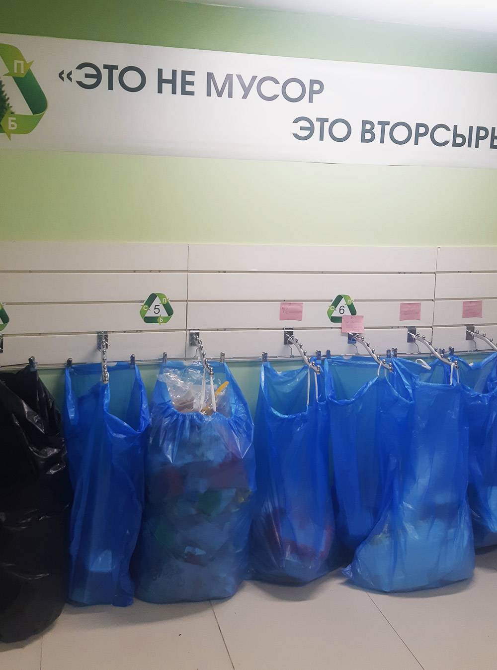 Вот так выглядит пункт сбора вторсырья недалеко от моего дома. Все чисто, аккуратно и не похоже на помойку