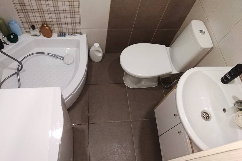 В апартаментах площадью меньше 20 м² я ни разу не видел ванну. Обычно ставится душ плюс стиральные машины с вертикальной загрузкой. Все от застройщика, я купил только стиралку
