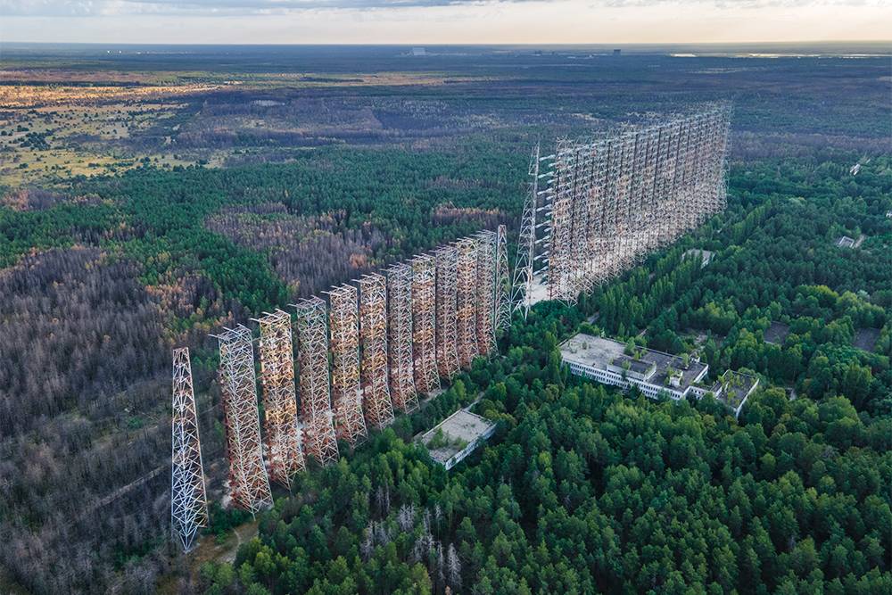 «Дуга» расположена в отдалении от Припяти и других населенных пунктов. Выросшая посреди леса гигантская металлическая конструкция впечатляет масштабами