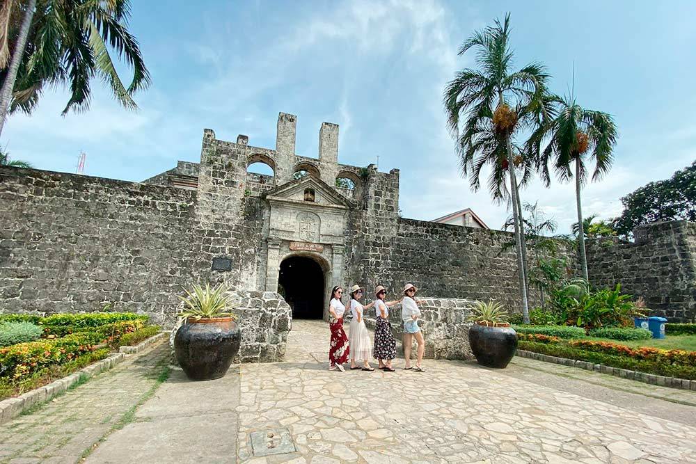 Заросший мхом форт Сан-Педро в Себу-сити. На крыше можно посмотреть на старинные залповые орудия, а внутри отдохнуть у красивого водоема с кувшинками