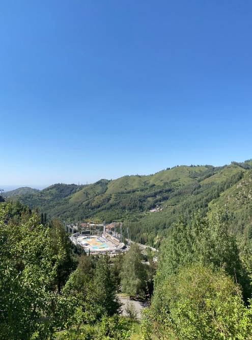 Вид на каток и горы со смотровой площадки. «Медеу» расположен на высоте 1691 м