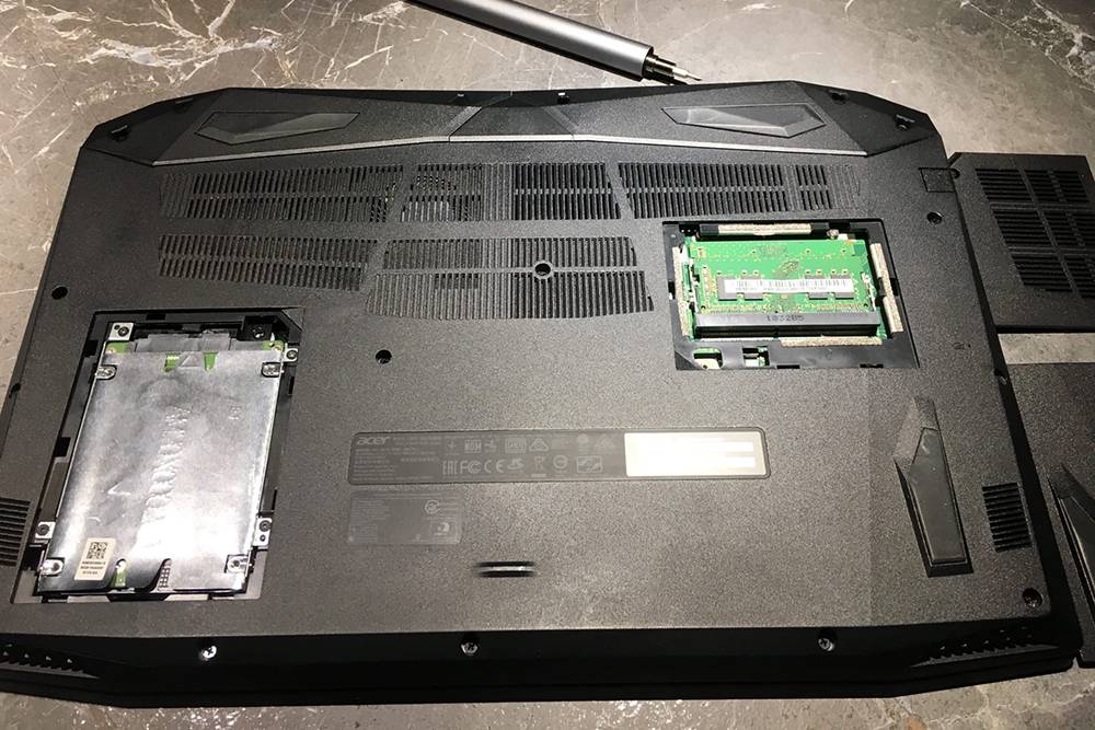В Acer Nitro для апгрейда не нужно снимать всю крышку — достаточно открутить нужные панели