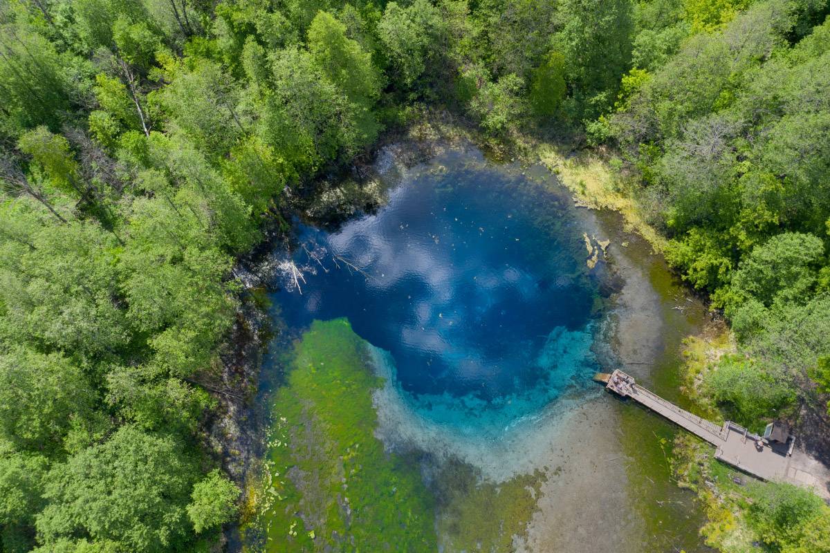 Голубое озеро большое, но для дайвинга используют его малую часть с прозрачной водой. Фото: Gazizov Dinar / Shutterstock