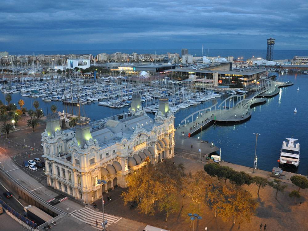 Вид на порт Барселоны с высоты памятника Христофору Колумбу. Фото: Jorge Láscar/Flickr