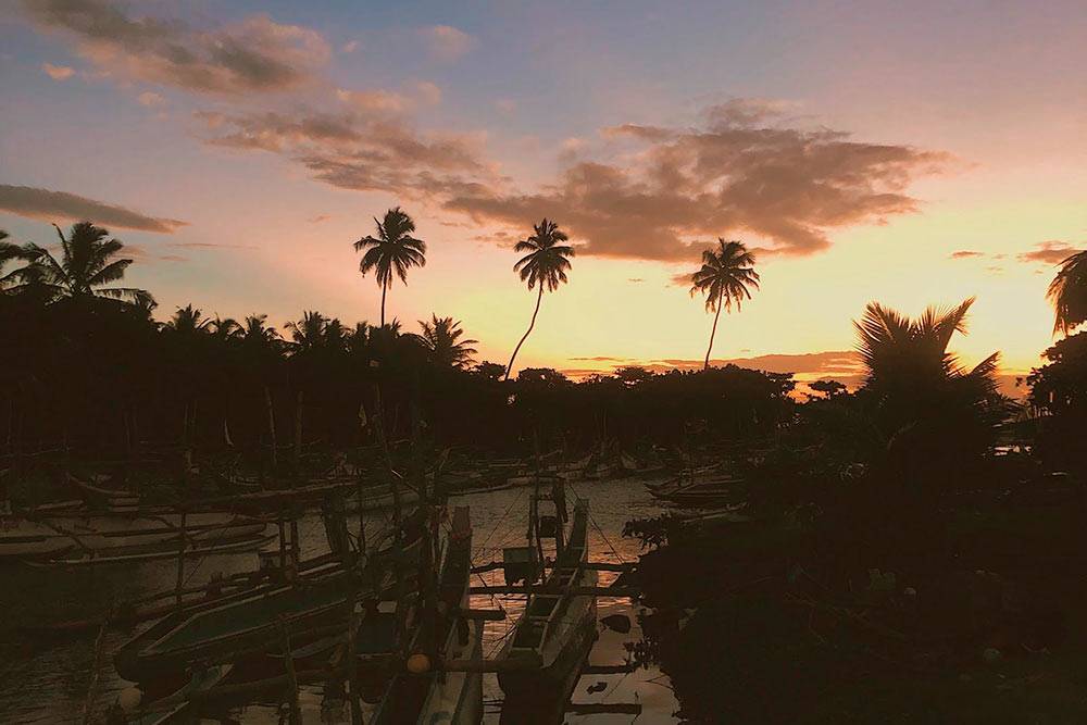 Гавань с лодками рядом с Хиккадувой на закате