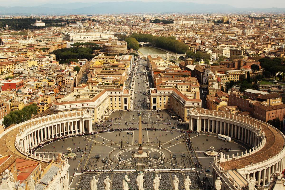 Вид на Рим со смотровой площадки собора Святого Петра. Фото:&nbsp;Chris Colbert / Shutterstock