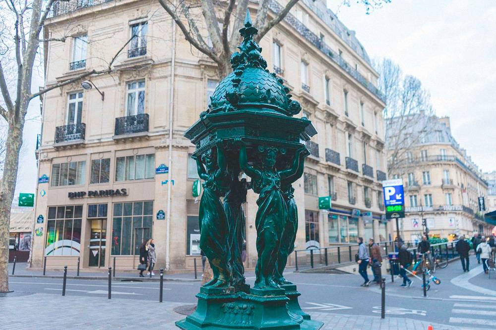 Фонтанчики Уоллеса — один из символов Парижа, который к тому же позволяет сэкономить на питьевой воде. Их можно найти на гугл-картах по запросу Wallace fountain