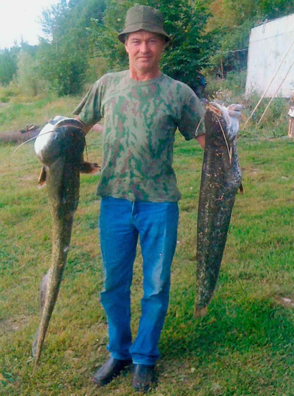 Мой папа, как&nbsp;и любой рыбак, гордится своим уловом, особенно таким внушительным. Этих сомов он поймал на удочку
