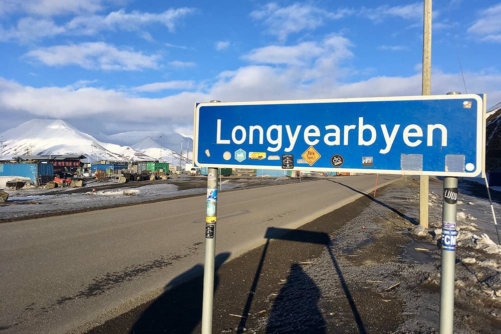 В Лонгйире мало машин, но дорожные знаки стоят по всем правилам
