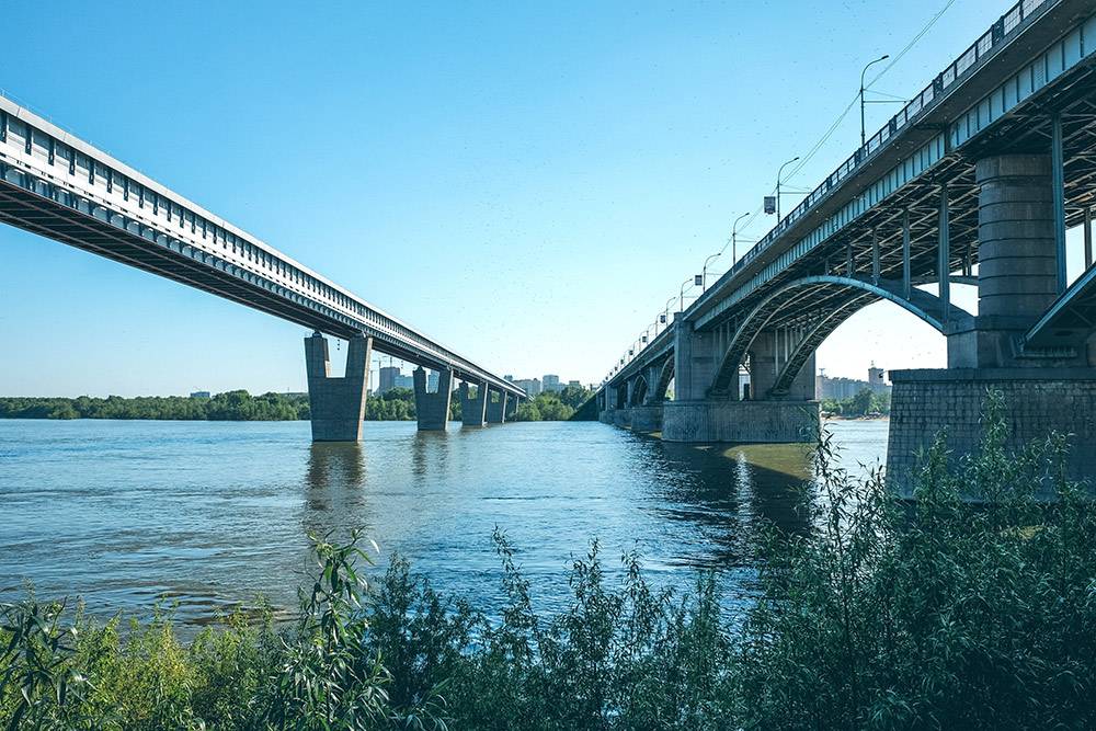 Метромост и Октябрьский мост. Вид на левый берег с набережной