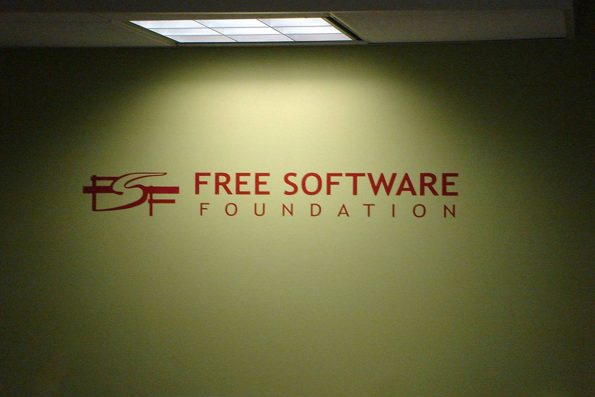 Логотип в офисе Free Software Foundation. Организация продолжает работу и в наши дни. Источник: Wikimedia Commons