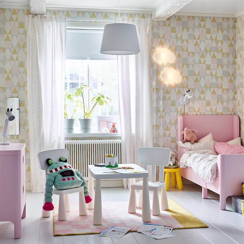 Серия мебели «Маммут» удобна для&nbsp;детей и выглядит симпатично. Стол «Маммут» — 2199 <span class=ruble>Р</span>, стул «Маммут» — 799 <span class=ruble>Р</span>. Источник:&nbsp;ikea.com