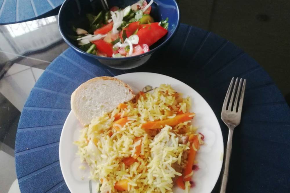 Обед: плов с говядиной и салат из овощей
