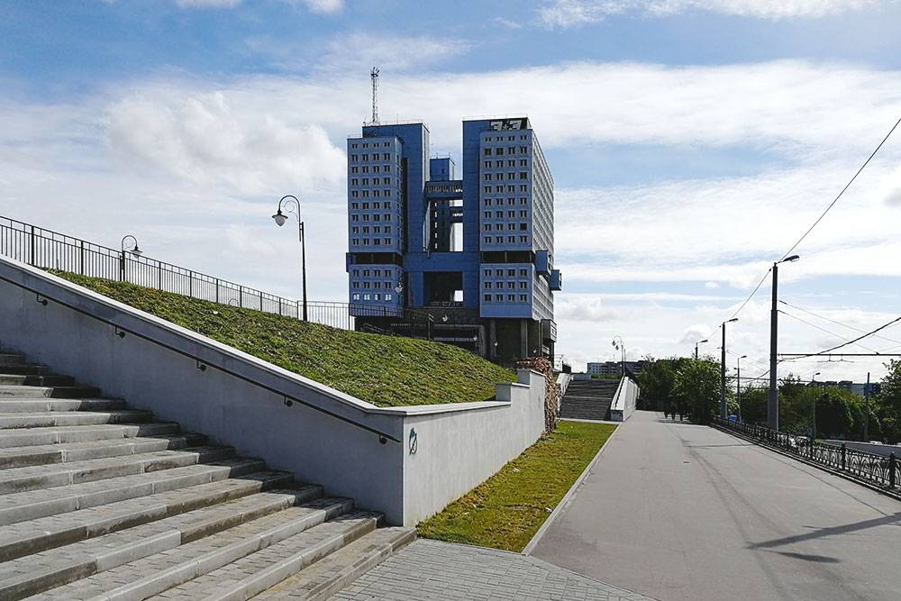 В 1967&nbsp;году советское руководство распорядилось взорвать остатки старинного Кенигсбергского замка. На его месте началось строительство Дома Советов. Но здание так и не было достроено, превратившись в неофициальный символ советского периода в истории города