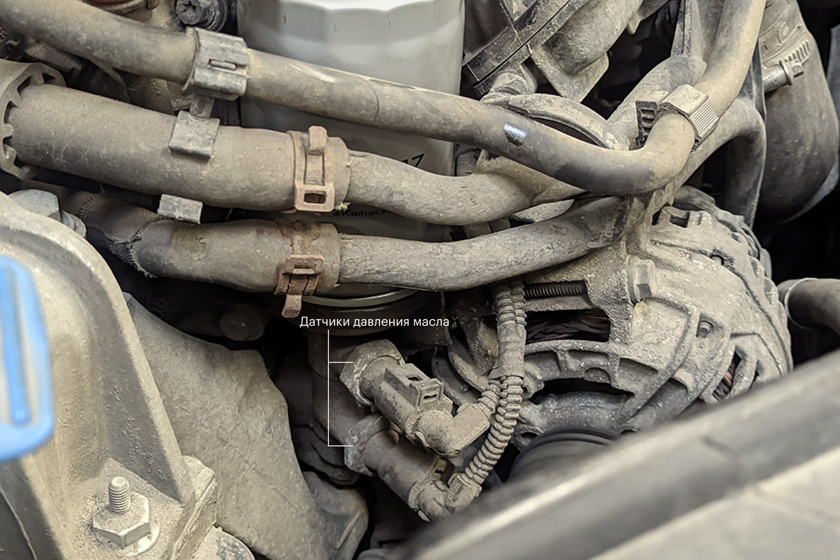Двигатель Volkswagen Tiguan 2013 года. Под масляным фильтром — два датчика давления