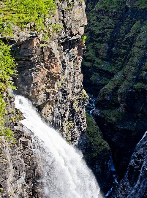 Водопад Стигфоссен высотой 180&nbsp;м. От водопада в разные стороны отходят пешие тропы — можно прогуляться по живописным местам